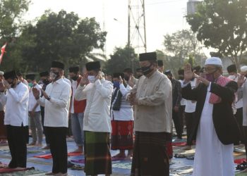 IDULADHA. Gubernur Lampung Arinal Djunaidi saat melakukan salat iduladha 1441 H di PKOR Way Halim, Bandar Lampung dengan memakai protokol kesehatan, Jumat (31/7).
LAMPUNG POST/SUKISNO