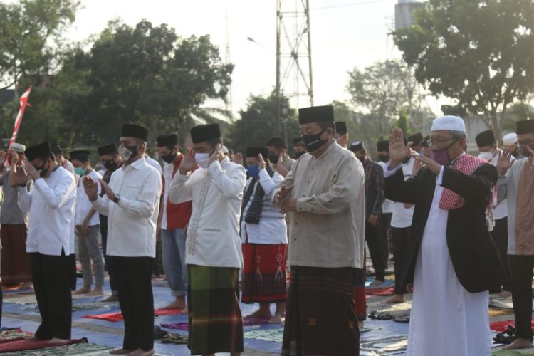 IDULADHA. Gubernur Lampung Arinal Djunaidi saat melakukan salat iduladha 1441 H di PKOR Way Halim, Bandar Lampung dengan memakai protokol kesehatan, Jumat (31/7).
LAMPUNG POST/SUKISNO