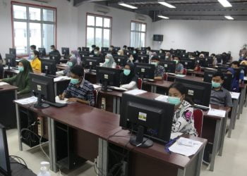 UTBK ITERA. Peserta menjalani ujian tulis berbasis komputer (UTBK) di Kampus Institut Teknologi Sumatera (Itera), Senin (6/7). Dalam pelaksanaan UTBK yang dilakukan pada masa pandemi Covid-19 ini, panitia pusat UTBK Itera menerapkan protokol pencegahan Covid-19 secara ketat kepada seluruh peserta. n LAMPUNG POST/SUKISNO