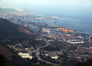 KAWASAN INDUSTRI. Suasana kawasan industri dan pelabuhan yang berada di Teluk Lampung, Bandar Lampung, Rabu (8/7). Pembangunan sentra industri di Provinsi Lampung diharapkan bisa mendorong kejayaan pertanian dan perkebunan. Hal tersebut melihat melimpahnya produksi komoditas di sektor tersebut.
LAMPUNG POST/SUKISNO