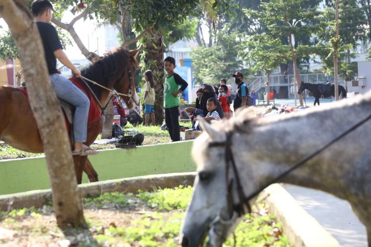 PARIWISATA NEW NORMAL. Sejumlah warga mulai mengunjungi tempat-tempat wisata salah satunya ruang terbuka hijau Taman Gajah atau Elephant Park Bandar Lampung, Minggu (12/7). Pariwisata di Lampung mulai bergeliat menyambut era tatanan hidup baru atau new normal. Sejumlah destinasi wisata mulai membuka diri dan ramai dikunjungi warga, tapi tetap menerapkan protokol kesehatan.
n LAMPUNG POST/ZAINUDDIN