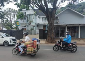 SUASANA RUMAH HERMANSYAH HAMIDI. Suasana rumah Hermansyah Hamidi di Jalan Cut Nyak Dien Bandar Lampung, Selasa (14/7). KPK RI akhirnya membenarkan Asisten II Ekobang Pemkab Lampung Selatan Hermansyah Hamidi Sebagai tersangka karena telah menerima fee pengerjaan proyek Pemkab Lampung Selatan, bersama dengan eks Bupati Lampung Selatan Zainudin Hasan.
n LAMPUNG POST/SALDA ANDALA
