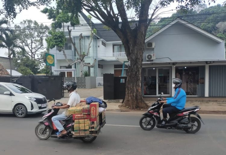SUASANA RUMAH HERMANSYAH HAMIDI. Suasana rumah Hermansyah Hamidi di Jalan Cut Nyak Dien Bandar Lampung, Selasa (14/7). KPK RI akhirnya membenarkan Asisten II Ekobang Pemkab Lampung Selatan Hermansyah Hamidi Sebagai tersangka karena telah menerima fee pengerjaan proyek Pemkab Lampung Selatan, bersama dengan eks Bupati Lampung Selatan Zainudin Hasan.
n LAMPUNG POST/SALDA ANDALA