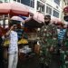 SANKSI SOSIAL. Warga menjalani sanksi sosial hormat dan menyanyikan lagu Indonesia Raya karena lalai tidak menggunakan masker saat berada di keramaian di Pasar Tugu, Bandar Lampung, Rabu (22/7). Pemprov menyiapkan sanksi sosial terhadap pelanggar protokol kesehatan untuk mencegah penyebaran Covid-19. Pemprov cenderung memilih sanksi sosial ketimbang usulan dari DPRD dan IDI Lampung yang mendorong penerapan sanksi denda seperti di beberapa daerah.
LAMPUNG POST/ZAINUDDIN