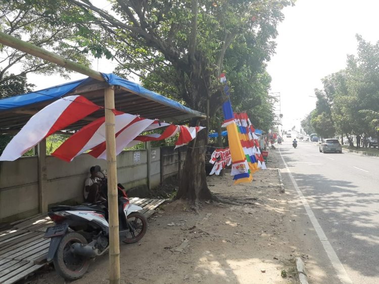 PEDAGANG BENDERA. Pedagang bendera merah putih dan umbul-umbul musiman mulai ramai menjelang perayaan HUT Kemerdekaan RI di wilayah Bandar Lampung. Seperti di Jalan Sultan Agung, Way Dadi, Sukarame, Bandar Lampung, Rabu (29/7).
LAMPUNG POST/SALDA ANDALA