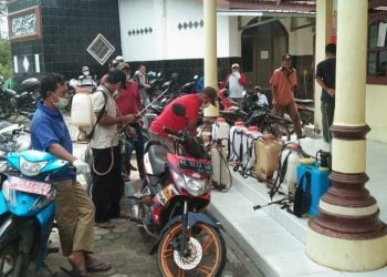 NEW NORMAL DESA. Para warga Desa Sabahbalau, Kecamatan Tanjungbintang, Lampung Selatan, bersiap melakukan penyemprotan disinfektan ke rumah-rumah warga dalam masa new normal untuk mencegah penyebaran virus Covid-19 beberapa hari yang lalu. n ISTIMEWA