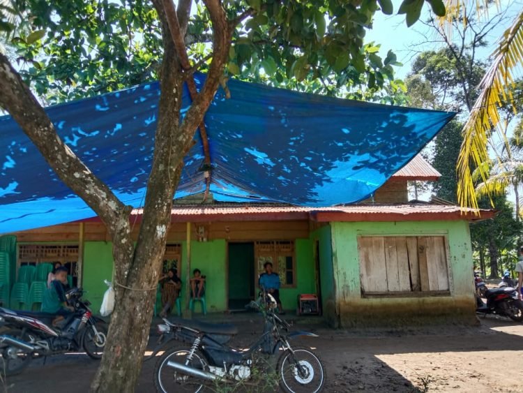 RUMAH ABK HASAN APRIADI. Rumah orang tua dari Hasan Apriadi (20), anak buah kapal (ABK) yang ditemukan tewas dalam boks pendingin atau freezer kapal ikan Tiongkok di Pemangku Sukamaju, Pekon Rawas, Kecamatan Pesisir Tengah, Kabupaten Pesisir Barat, Sabtu (11/7).
LAMPUNG POST / YON FISOMA