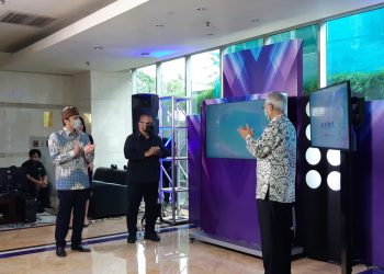 PELUNCURAN MAGNA CHANNEL. CEO Media Group Muhammad Mirdal Akib, disaksikan Ketua Komisi Penyiaran Indonesia (KPI) Pusat Agung Suprio, saat Media Group resmi meluncurkan produk televisi digital dari Media Group, Magna Channel, di gedung Grand Metro TV, Jakarta, Kamis (16/7). n MEDCOM/ABAS