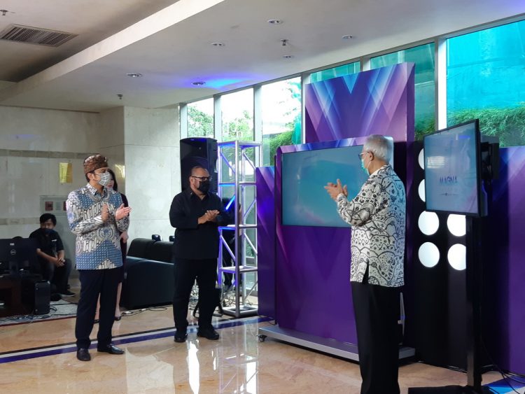 PELUNCURAN MAGNA CHANNEL. CEO Media Group Muhammad Mirdal Akib, disaksikan Ketua Komisi Penyiaran Indonesia (KPI) Pusat Agung Suprio, saat Media Group resmi meluncurkan produk televisi digital dari Media Group, Magna Channel, di gedung Grand Metro TV, Jakarta, Kamis (16/7). n MEDCOM/ABAS