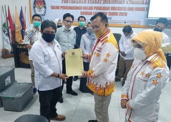 DUKUNGAN PERBAIKAN. Pasangan bakal calon wali kota dan wakil wali kota Bandar Lampung dari jalur perseorangan Ike Edwin-Zam Zanariah saat menyerahkan berkas dukungan perbaikan kepada Ketua KPU Lampung Dedy Triadi di Kantor KPU Bandar Lampung, Senin (27/7). Pasangan ini dinyatakan lulus pemeriksaan kelengkapan berkas perbaikan dengan hasil 52.658 dukungan. LAMPUNG POST/SALDA ANDALA