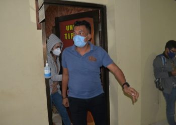 ARTIS DIDUGA TERLIBAT PROSTITUSI. Artis berinisial VS keluar ruangan saat menjalani pemeriksaan di Polresta Bandar Lampung, Lampung, Rabu (29/7). VS yang juga selebgram dan artis film televisi (FTV) tersebut ditangkap Polresta Bandar Lampung dari sebuah hotel berbintang di Bandar Lampung karena diduga terlibat dalam kasus prostitusi.
LAMPUNG POST/ZAINUDDIN