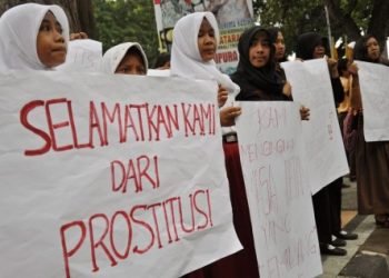 Ilustrasi. Sejumlah siswi SD memajang poster saat melakukan aksi damai "Gerakan Cinta Anak" di Depan kantor Walikota Mataram, NTB. (Foto: ANTARA/Ahmad Suhaibi)