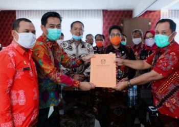 Ketua KPU Lamsel Ansurasta Razak yang didampingi Sekretaris KPU Lamsel Bejo Purnomo menerima adendum NPHD dana hibah pelaksanaan Pilkada Serentak 2020 dari Bupati Lamsel Nanang Ermanto beberapa hari yang lalu. Foto: Dok