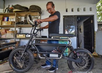 SEPEDA LISTRIK. Gede Sukarma Dijaya mengecek sepeda listrik rancangannya sebelum dipasarkan di bangkel Industri Kecil Menengah (IKM) Le-Bui ( Lombok E-Bike Builder ) di Desa Keru, Kecamatan Narmada, Lombok Barat, NTB, Kamis (2/7). Sepeda listrik yang masih diproduksi berdasarkan pesanan tersebut selain dipasarkan untuk dalam negeri juga dijual ke Amerika, Australia, Norwegia dan Inggris dengan harga per unitnya mulai dari Rp15 juta hingga Rp100 juta tergantung model dan spesifikasi.
ANTARA FOTO/Ahmad Subaidi
