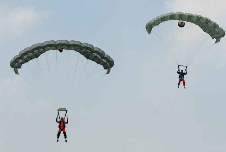 Anak-Anak Antusias Tonton Aksi Penerjun Denjaka