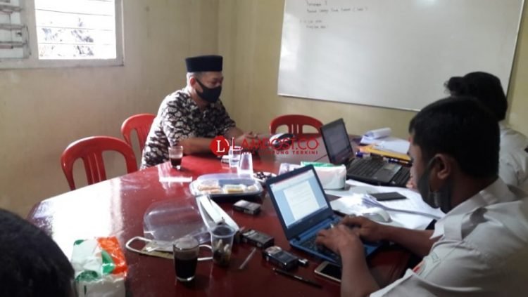 Bakal calon wakil bupati perseorangan Masrizal memenuhi panggilan di Sentra Gakkumdu Pilkada Lamtim 2020, Rabu (15/7/2020). Lampost.co/Djoni Hartawan Jaya