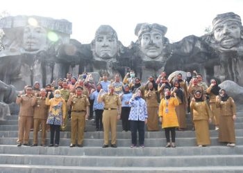 Rombongan Tim BKKBN provinsi Lampung berpose di patung ornamen empat wajah di Panaragan.