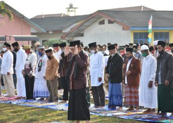 Bupati Lampung Timur Zaiful Bokhari menjadi imam salat Iduladha di Lapangan Merdeka, Kecamatan Sekampung, Jumat, 31 Juli 2020. Dok