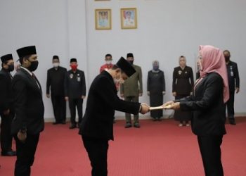 Bupati Tulangbawang Winarti saat menyerahkan SK pelantikan.Dok