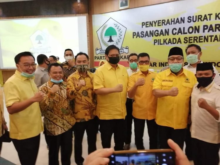 Ketua Umum Partai Golkar Airlangga Hartarto foto bersama bakal calon Bupati Way Kanan Raden Adipati dan bakal calon Bupati Lampung Selatan Tony Eka Candra, Minggu, 12 Juli 2020.