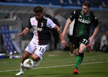 TAHAN IMBANG. Pemain depan Juventus Paulo Dybala (kiri) berebut bola dengan pemain belakang, Sassuolo Georgios Kyriakopoulos, saat pertandingan sepak bola Serie A Italia Sassuolo vs Juventus Turin, Kamis (16/7). Enam gol tercipta saat Sassuolo menahan imbang Juventus 3-3 dalam pertandingan Liga Italia tersebut. n AFP/MARCO BERTORELLO
