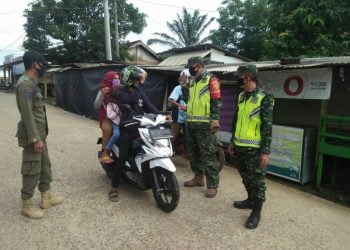 Meski honor belum cair, petugas TNI, Polri, Pol PP, BPBD tetap rajin berikan sosialisasi bahaya Covid 19 kepada masyarakat. Lampost.co/Ridwan Anas