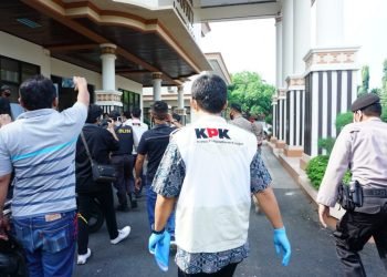 KPK usai geledah kantor Dinas PUPR Lamsel, kembali geledah kantor Bupati Lampung Selatan. Lampost.co/Perdhana