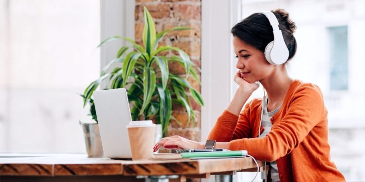 Belajar dan bekerja lewat virtual di masa pandemi. (DOK.PINTEREST)