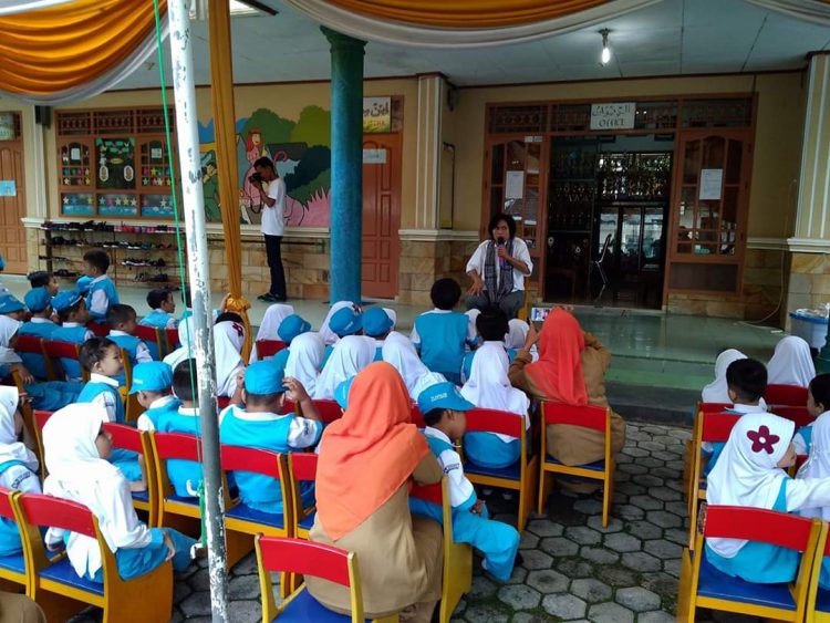 Mendongeng menjalin komunikasi dengan anak. (DOK)