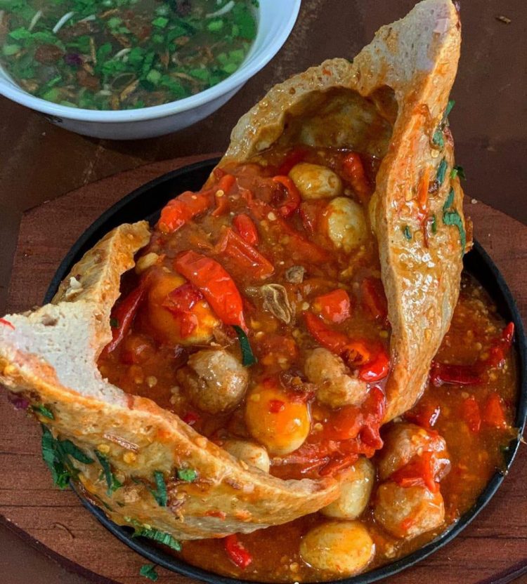 Bakso beranak, asyiknya makan bermai-ramai. (LAMPUNG POST/ATIKA)