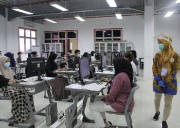 Protokol kesehatan menjadi keutamaan saat pelaksanaan SBMPTN. (LAMPUNG POST/SUKISNO)