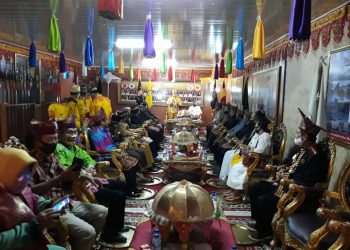 SILATURAHMI. Sejumlah tokoh dari berbagai marga di Lampung bersilaturahmi di Lamban Kuning Korpri Raya, Sukarame, Minggu (19/7). LAMPUNG POST/TRIYADI ISWORO