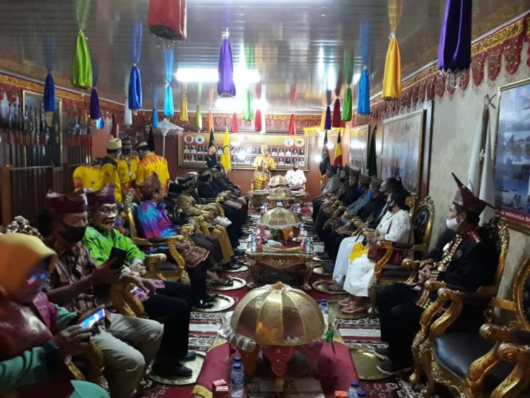 SILATURAHMI. Sejumlah tokoh dari berbagai marga di Lampung bersilaturahmi di Lamban Kuning Korpri Raya, Sukarame, Minggu (19/7). LAMPUNG POST/TRIYADI ISWORO