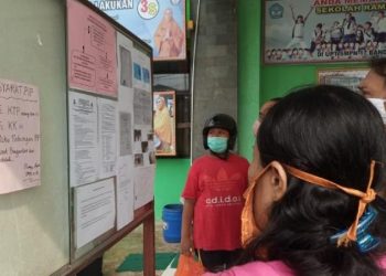 Penggunaan masker saat berada di tempat umum. (SUKISNO)