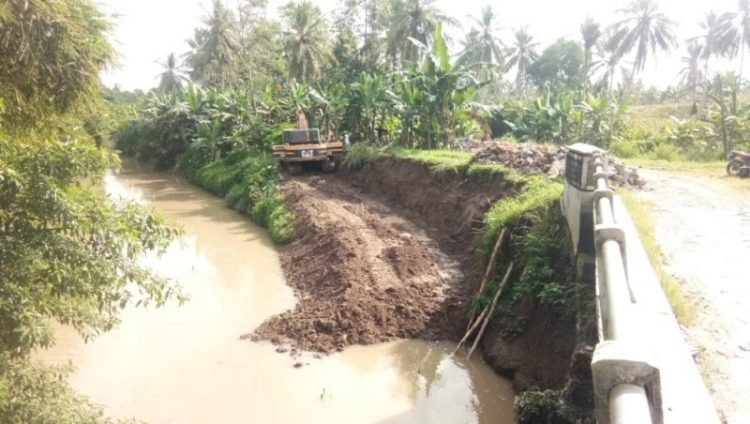 Sebuah alat berat saat meratakan tanggul penangkis Way Pisang di Desa Sukabakti, Kecamatan Palas, Lampung Selatan, Kamis (23/7/2020). Armansyah