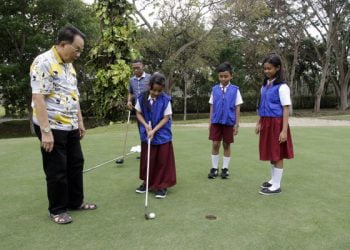 Saat menerima Reporter Cilik Lampung Post di padang Golf. DOK.LAMPUNG POST