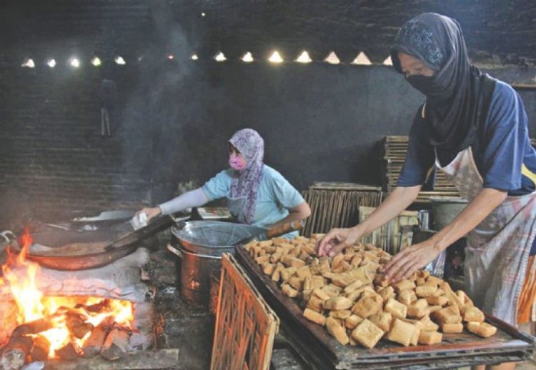 PERLINDUNGAN UMKM. Perajin tahu menyiapkan pesanan di Jalan Padjadjaran, Gang Sari Dele 2, Gunung Sulah, Kecamatan Way Halim, Bandar Lampung, Selasa (30/6). Pemerintah telah menggulirkan lima skema perlindungan usaha mikro kecil dan menengah (UMKM) menghadapi pandemi virus corona atau Covid-19. Stimulus yang menjadi salah satu skema perlindungan itu harus segera digulirkan.  LAMPUNG POST/ SUKISNO