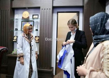 KAWAI PLASTIK. Ketua Dekranasda Provinsi Lampung sekaligus Ketua TP PKK Lampung Riana Sari Arinal Djunaidi mengenalkan kawai plastik hempas corona kepada Tim Publikasi Inovasi Daerah Balitbang Kemendagri di Ruang kerja Gubernur, Bandar Lampung, Senin (13/7).
n DOK. ADPIM