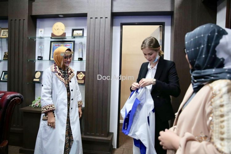 KAWAI PLASTIK. Ketua Dekranasda Provinsi Lampung sekaligus Ketua TP PKK Lampung Riana Sari Arinal Djunaidi mengenalkan kawai plastik hempas corona kepada Tim Publikasi Inovasi Daerah Balitbang Kemendagri di Ruang kerja Gubernur, Bandar Lampung, Senin (13/7).
n DOK. ADPIM