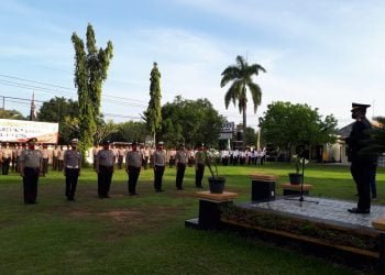 Kapolres membacakan sambutan Kapolri dan mengapresiasi puluhan personel yang mendapat pengharagan. LAMPUNG POST/CANDRA PUTRA WIJAYA