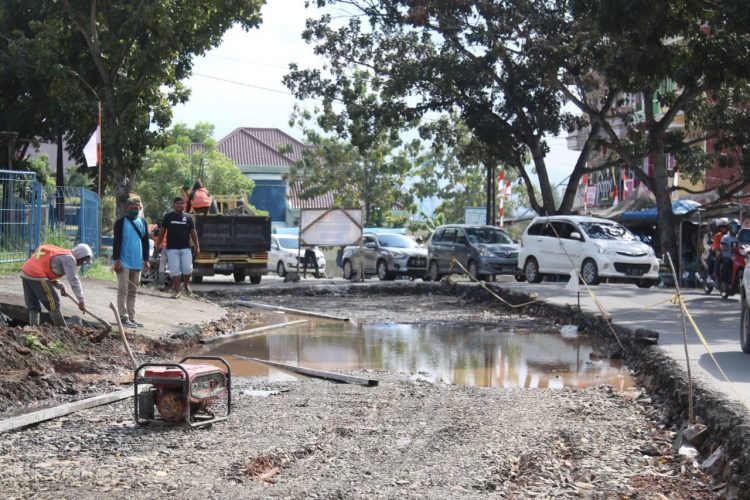 PEMBANGUNAN RIGID BETON. Pekerja menyelesaikan perbaikan Jalan Pangeran Tirtayasa Bandar Lampung milik Dinas Pekerjaan Umum Kota Bandar Lampung, Selasa (18/8). Jalan tersebut dibuat rigid beton sepanjang 60 meter.
n LAMPUNG POST/SUKISNO