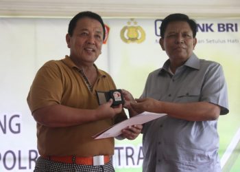 GUBERNUR DAPAT KARTU PRO-GOLD NASIONAL. Gubernur Lampung Arinal Djunaidi mendapatkan Kartu Pro-Golf Nasional "membership card" dari Ketua Umum PGA Tour of Indonesia Agus Triyono usai olahraga bersama BRI, TNI/Polri, dan mitra di Padang Golf Sukarame, Bandar Lampung, Kamis (20/8).
n LAMPUNG POST/SUKISNO