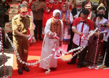 PASAR KREATIF DAN SENI. Ketua Dewan Kerajinan Nasional Daerah (Dekranasda) Provinsi Lampung Riana Sari Arinal bersama Asisten Perekonomian dan Pembangunan Taufik Hidayat saat peresmian Pasar Kreatif dan Seni Provinsi Lampung di PKOR Way Halim, Senin (24/8). Peresmian Pasar Kreatif dan Seni yang dikemas dalam kegiatan pembukaan Lampung Ekraf Berjaya 2020 ini menjadi bukti kepedulian Pemprov Lampung dan Dekranasda dalam menyiapkan ruang dan sarana bagi para pelaku ekonomi kreatif dalam berkreasi, berproduksi, dan bertransaksi.
LAMPUNG POST / SUKISNO