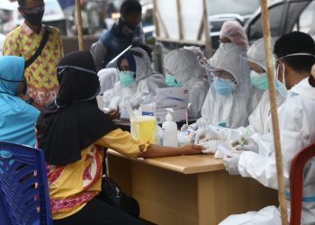 RAPID TEST MASSAL. Sejumlah masyarakat mengikuti rapid test massal yang disediakan Pemerintah Kota Bandar Lampung salah satunya di halaman Pasar Bambu Kuning Bandar Lampung, Kamis (13/8). Pemkot Bandar Lampung, melalui Satuan Tugas (Satgas) Covid-19, menggelar kegiatan rapid test massal yang dipusatkan pada empat titik yakni Terminal Kemiling, Pasar Tamin, Pasar Way Halim, dan Pasar Bambu Kuning.
n LAMPUNG POST/ZAINUDDIN
