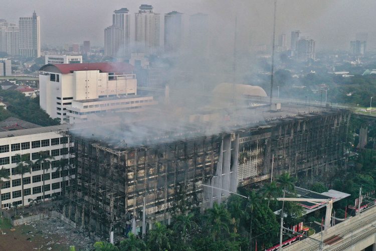 KEBAKARAN GEDUNG KEJAKSAAN AGUNG. Foto udara gedung utama Kejaksaan Agung yang terbakar di Jakarta, Minggu (23/8). Kebakaran yang berawal sejak Sabtu (22/8) malam itu masih dalam penanganan pihak pemadam kebakaran hingga Minggu pukul 06.00 WIB. ANTARA FOTO/ADITYA PRADANA PUTRA