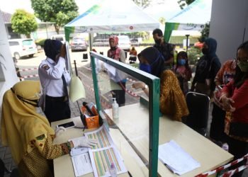 BANTUAN SUBSIDI UPAH. Sejumlah pekerja sedang mengurus berkas bantuan subsidi upah (BSU) di Kantor BPJS Ketenagakerjaan Jalan Dr Warsito, Bandar Lampung, Kamis (27/8). Mulai kemarin, pemerintah menyalurkan BSU untuk pekerja swasta yang bergaji di bawah Rp5 juta per bulan.
LAMPUNG POST/ZAINUDDIN