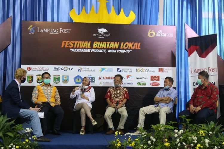 TALKSHOW PILKADA. Dari kanan bakal calon wali kota Bandar Lampung Yusuf Kohar, bakal calon bupati Lampung Selatan Hipni, akademisi FISIP Unila Syarief Makhya, Ketua Bawaslu Lampung Fatikhatul Khoiriyah, Ketua KPU Lampung Erwan Bustami, dan Askadiv Lampung Post Abdul Gofur saat talkshow HUT ke-46 Lampung Post dan Sai Radio 100 FM ke-6 di kantor Lampung Post, Kamis (13/8).
n LAMPUNG POST/SUKISNO