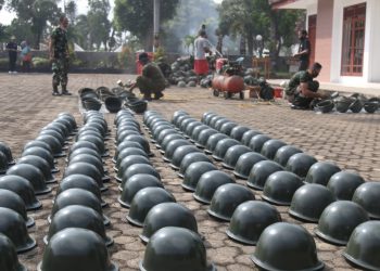 CAT ULANG. Anggota Kodim 0410/Bandar Lampung mengecat ulang helm-helm yang terpasang di pusara Taman Makam Pahlawan Bandar Lampung, Jumat (7/8). Kegiatan tersebut guna menghadapi peringatan HUT RI tahun 2020.
n LAMPUNG POST/SUKISNO