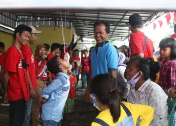 LOMBA HUT RI. Anak-anak mengikuti lomba makan kerupuk dalam rangka HUT ke-75 RI di Jalan Adisucipto, Gang Serumpun, Kelurahan Kebunjeruk, Tanjungkarang Timur, Bandar Lampung, Senin (17/8).
n LAMPUNG POST/SUKISNO
