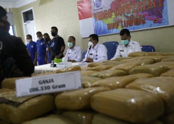 PENANGKAPAN GANJA. Kepala Badan Narkotika Nasional Provinsi (BNNP) Lampung  Brigjen I Wayan Sukawinaya saat ekspos penangkapan ganja seberat 206 kg yang merupakan jaringan peredaran ganja lintas provinsi di Kantor BNNP Lampung, Senin (24/8). Para tersangka ditangkap di Rumah Makan Agus Perkut, yang terletak di Jalinsum Km 37, Desa Masgar, Tegineneng, Pesawaran, Selasa (18/8).
LAMPUNG POST/ZAINUDDIN